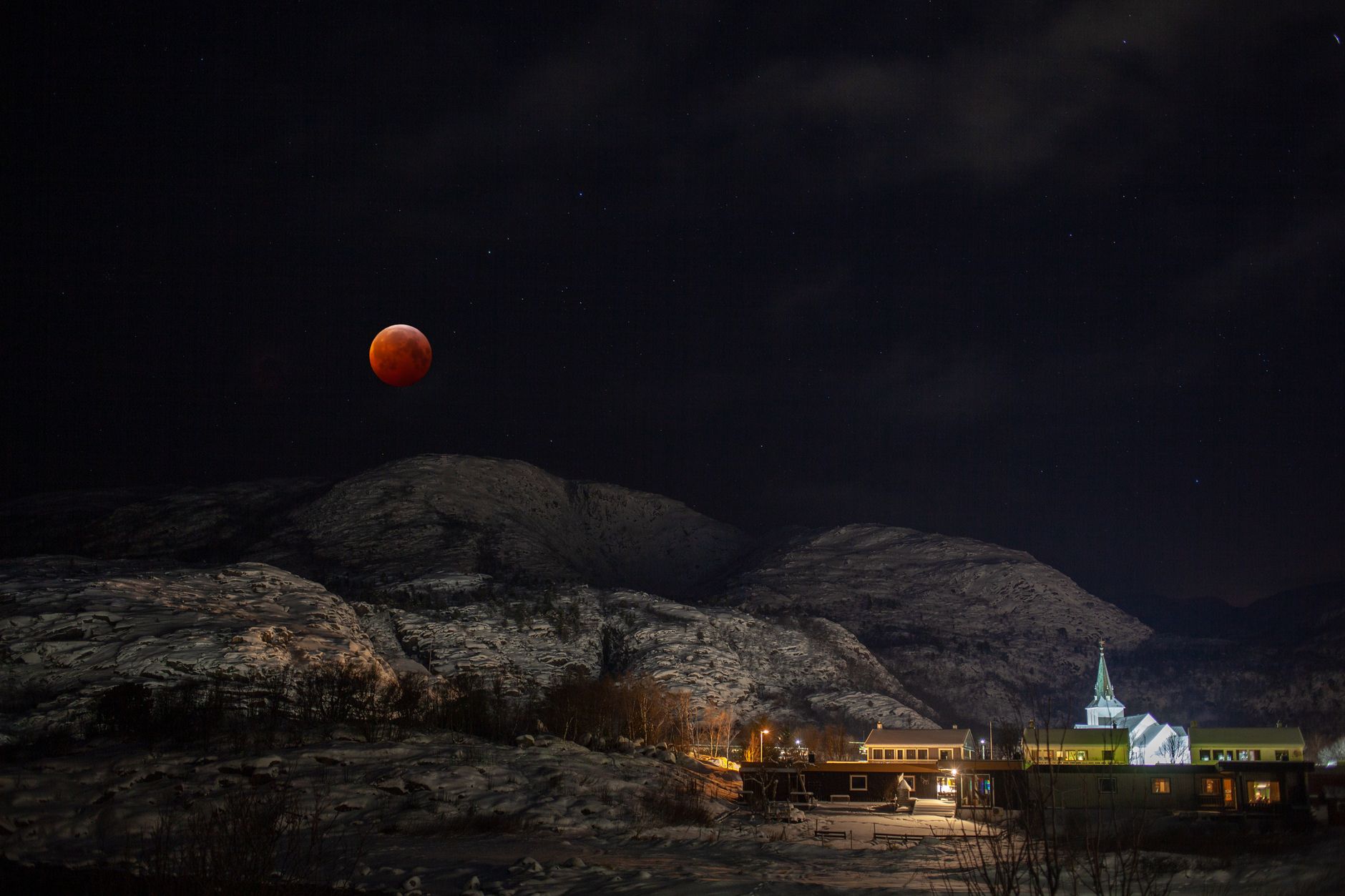 Total eclipse of the Internet: traffic impacts in Iceland, Spain, and Portugal