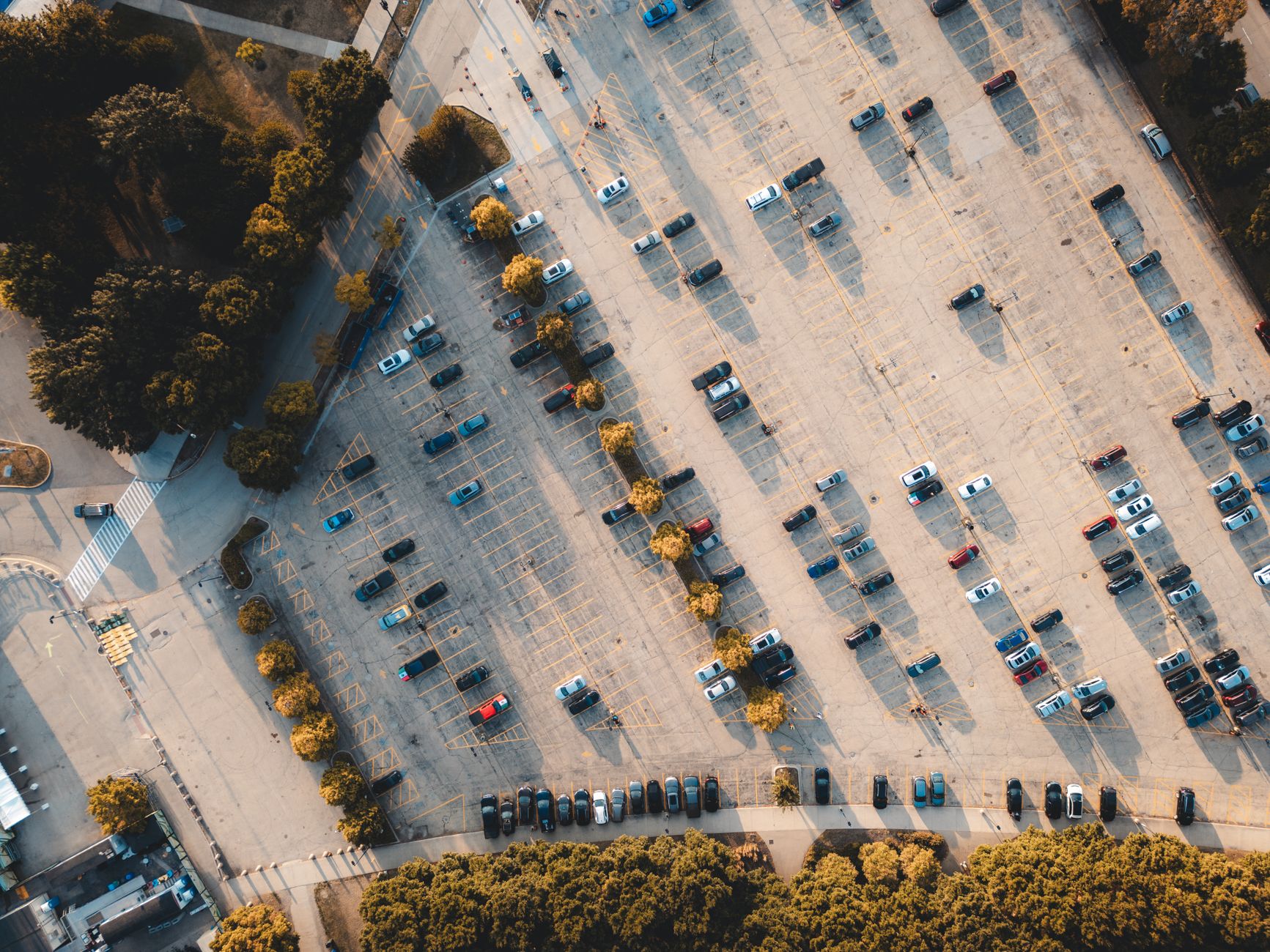 Walmart’s Slowdown Spotlights Amazon’s Strength