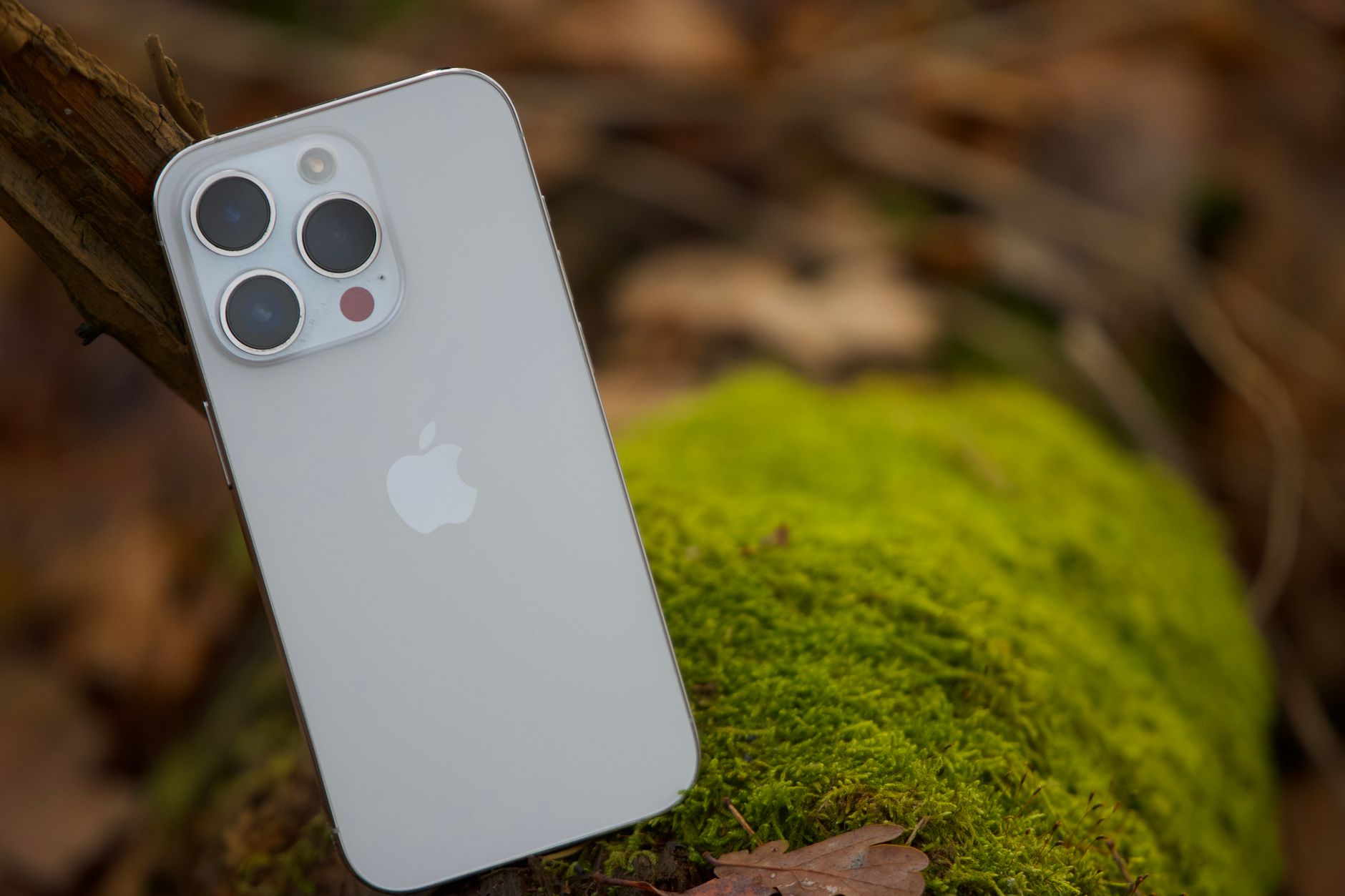 Apple and Samsung dominate the world’s best-selling smartphones, with the iPhone 17 leading the pack