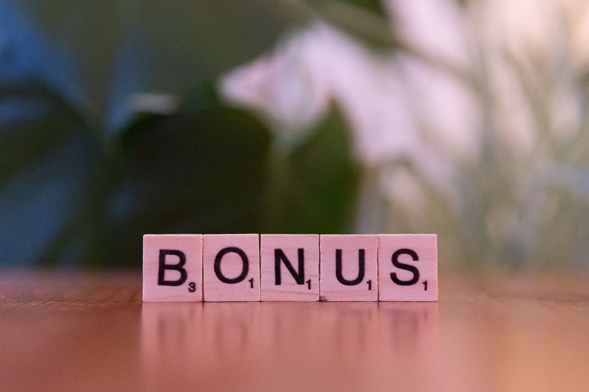 Random rewards enrich classic game-theory insights